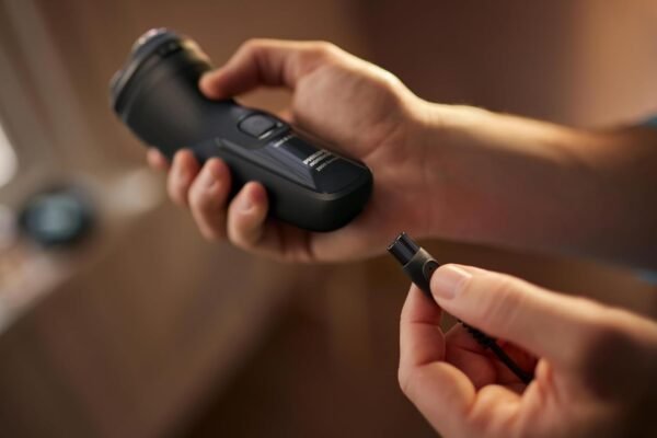 Philips Norelco Shaver 2400 Series, Wet and Dry Electric Shaver, Pop-up Trimmer, P-Cap, Deep Black, Model X3001/90