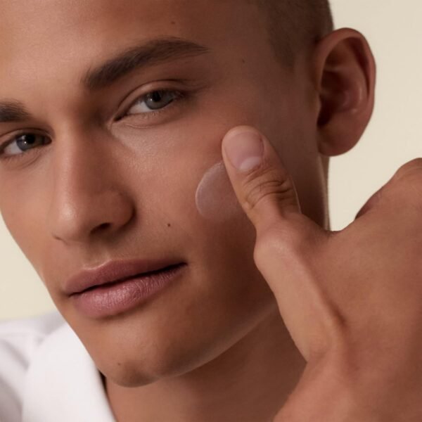 Shiseido Urban Environment Oil-Free Sunscreen SPF 42 - Protects, Hydrates, Mattifies & Works as Face Primer - Water Resistant for 40 Minutes - Non-Comedogenic