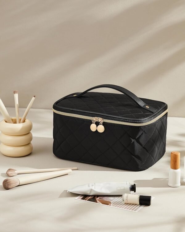 81Jrrjnh3L._AC_SL1500_.jpg Prite Makeup Bag, Large Capacity Portable Travel Cosmetic Bag, Waterproof Makeup Organizer for Women with Handle and Divider(Black Rhombus)