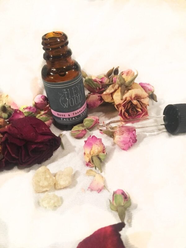 61gHxQWF5kL._SL1333_.jpg The Ilex Wood - Rose and Frankincense Face Serum - 100% Natural, Vegan, Moisturising, Anti Ageing, Wrinkle & Line Reducing Ingredients, Cruelty Free, Palm Oil Free, Plastic Free, Handcrafted - 20ml (0.68 fl oz)