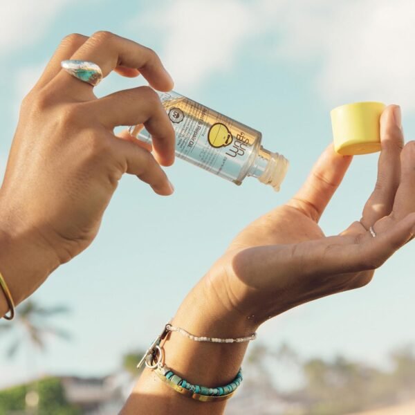 Sun Bum Revitalizing Protect and Repair Hair Oil - Light-weight Hair Care Treatment - Strengthen and Hydrates - UV Protection against Heat Damage and Sun Rays - Enriched with Jojoba Oil - 1.7 oz