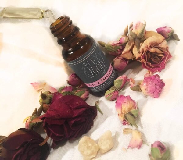 71jQlXsLQiL._SL1500_.jpg The Ilex Wood - Rose and Frankincense Face Serum - 100% Natural, Vegan, Moisturising, Anti Ageing, Wrinkle & Line Reducing Ingredients, Cruelty Free, Palm Oil Free, Plastic Free, Handcrafted - 20ml (0.68 fl oz)